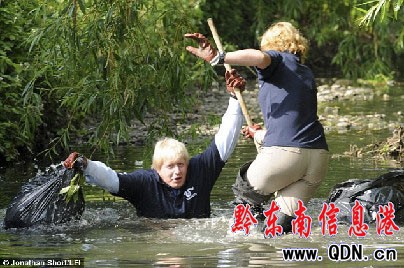 伦敦市长为河流清除垃圾时落水被拍下(图)