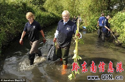 伦敦市长为河流清除垃圾时落水被拍下(图)