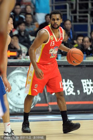 前新疆后场悍将重返NBA 加盟马刺成帕克备胎